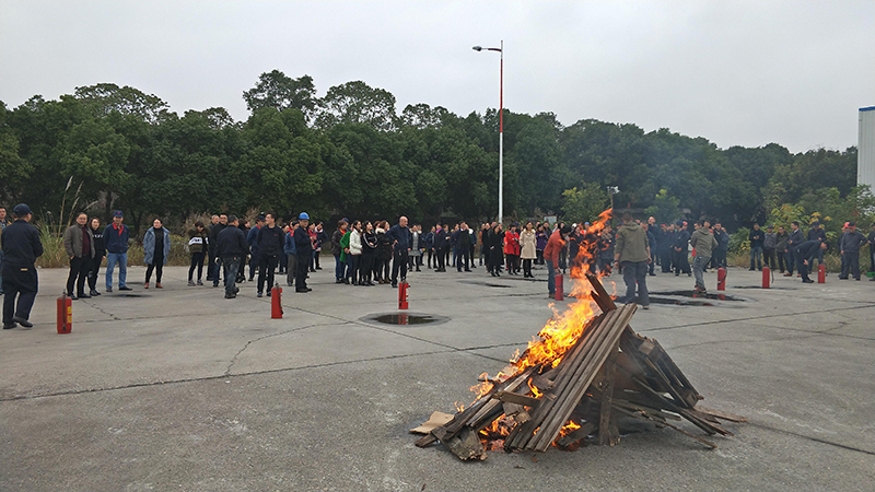 四川天馬玻璃有限公司急救安全知識培訓(xùn)暨應(yīng)急疏散和消防滅火演練活動(dòng)報(bào)道(圖10)